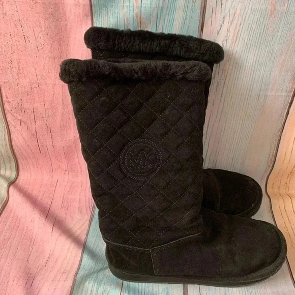 Women’s Michael kors fuzzy boots - Picture 6 of 10